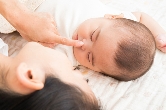 写真：入院中母子のイメージ